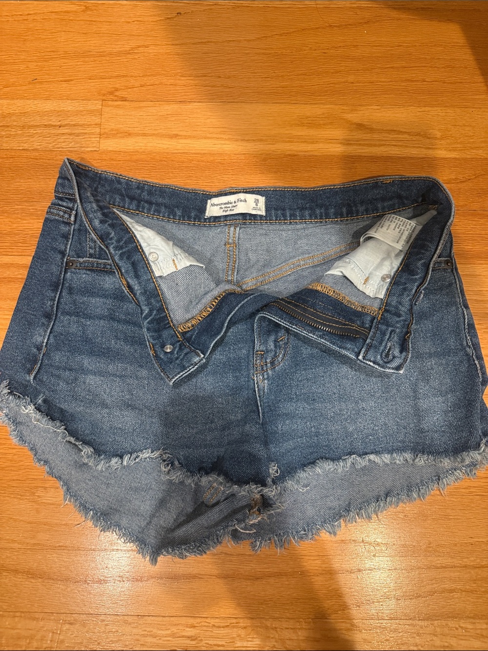 Abercrombie & Fitch The Mom Short High Rise